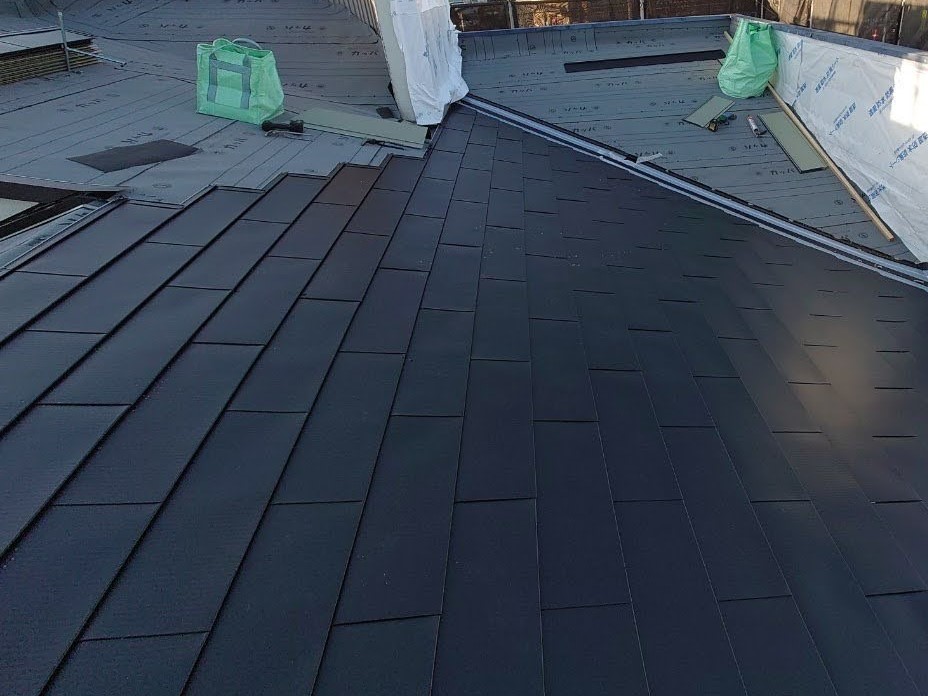 屋根カバー月星タフルーフ施工中